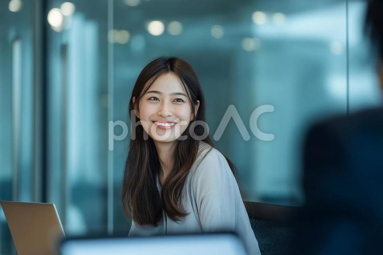 会議で笑顔で話すビジネスウーマン 女性,ビジネス,会議の写真素材