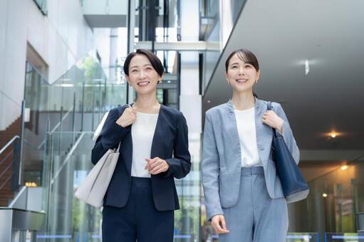 オフィスに通勤をするビジネスウーマン 通勤,ビジネスウーマン,女性の写真素材