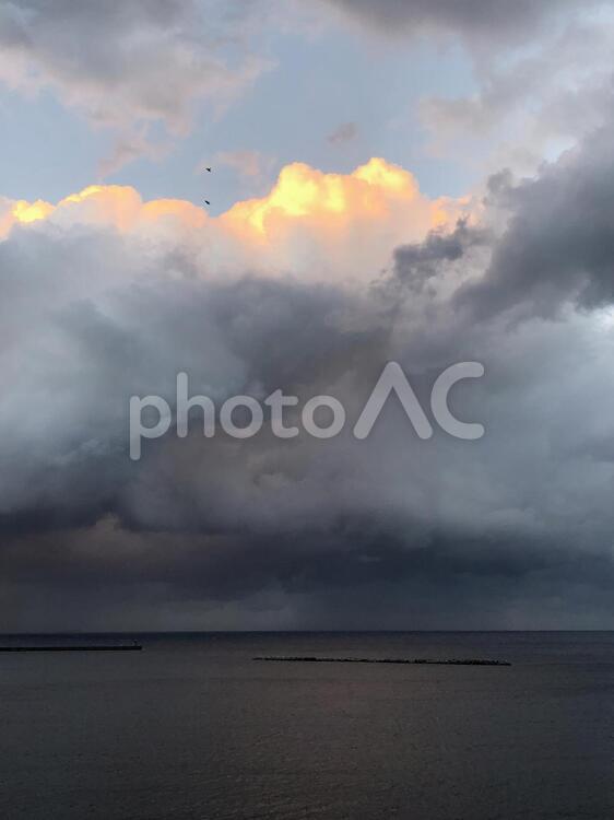 雲の上と下 明暗 雲,上,下の写真素材