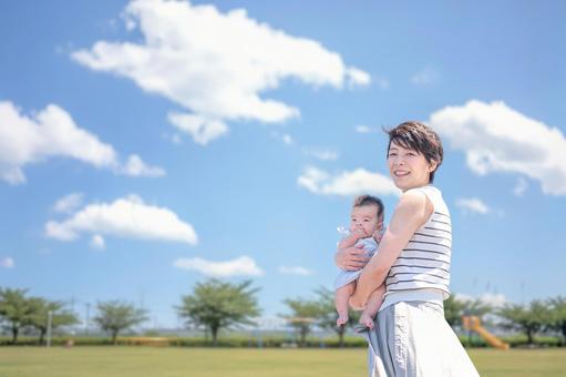 公園と青空と親子 母親,赤ちゃん,親子の写真素材