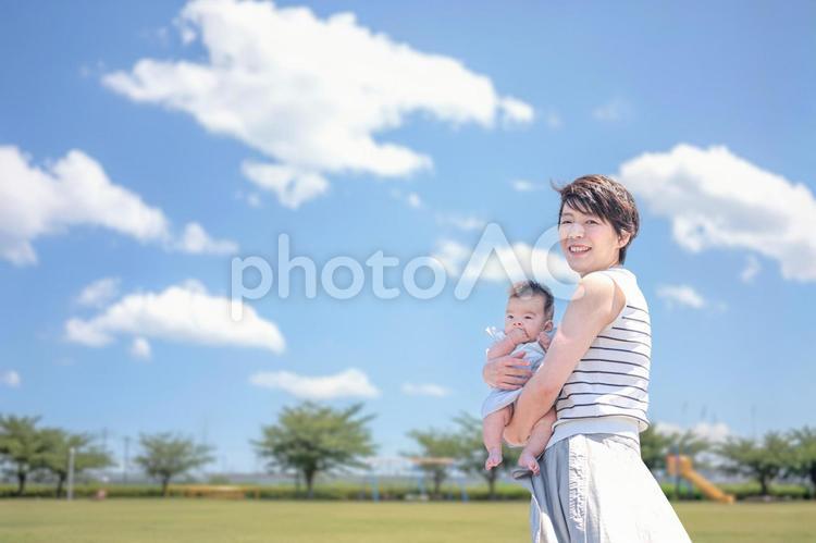 公園と青空と親子 母親,赤ちゃん,親子の写真素材
