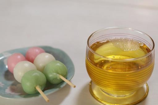 お団子と冷たいお茶 お団子と冷たいお茶の写真