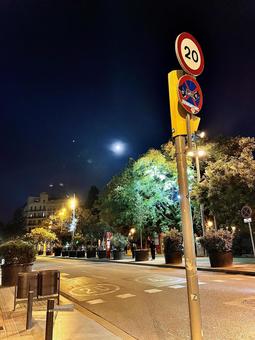 スペイン、夜、サグラダファミリア近辺の街 スペイン、夜、サグラダファミリア近辺の街 街,道路,スペインの写真素材