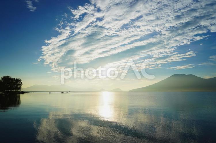 早朝の湖の風景 朝焼け,海,オレンジの写真素材