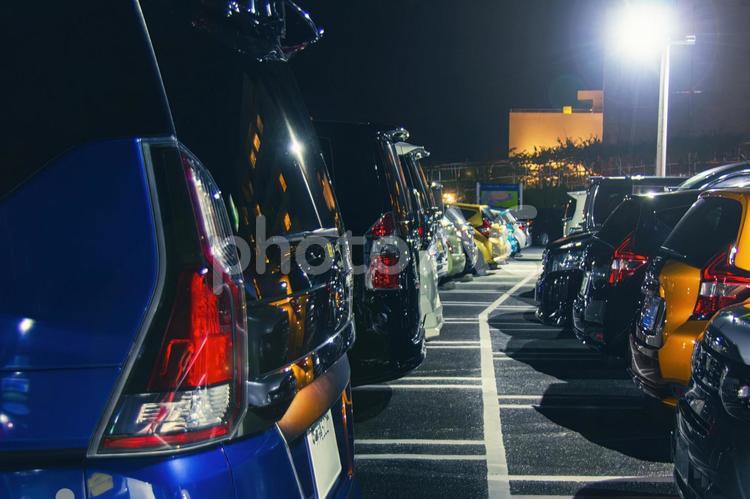 夜の駐車場に並ぶ自動車たち 夜,車,駐車場の写真素材