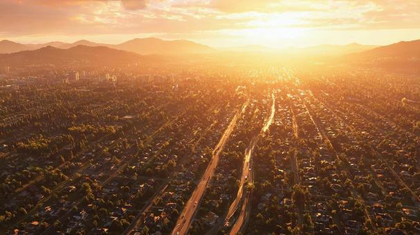 光が差し込む都市：上空から見た夕暮れの写真