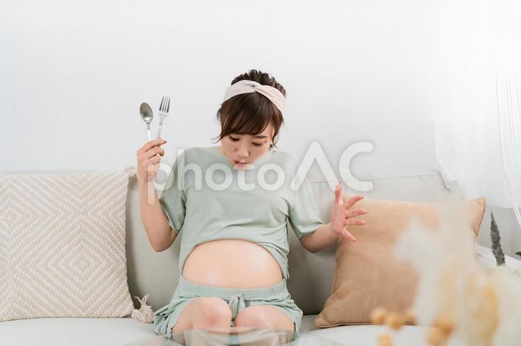 大きなお腹を見てショックを受ける妊婦 妊婦,肥満,お腹の写真素材