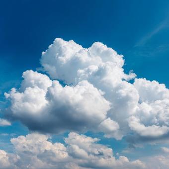 夏の快晴:明るい青空とふわふわの積雲 夏の快晴:明るい青空とふわふわの積雲の写真