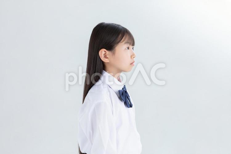 制服を着た学生の横顔 制服,しょう学生,白背景の写真素材