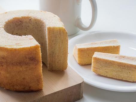 バウムクーヘンを切り分ける バウムクーヘン,バームクーヘン,ケーキの写真素材