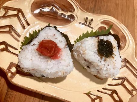 大葉に乗った梅と海苔の佃煮のおにぎり おにぎり,米,ご飯の写真素材