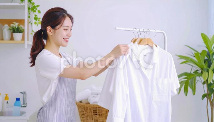 雨の日に洗濯物を部屋干しする女性 部屋干し,6月,ランドリーの写真素材