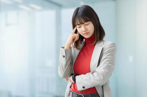 考えごとをする女性・ビジネスウーマン 女性,考える,悩むの写真素材