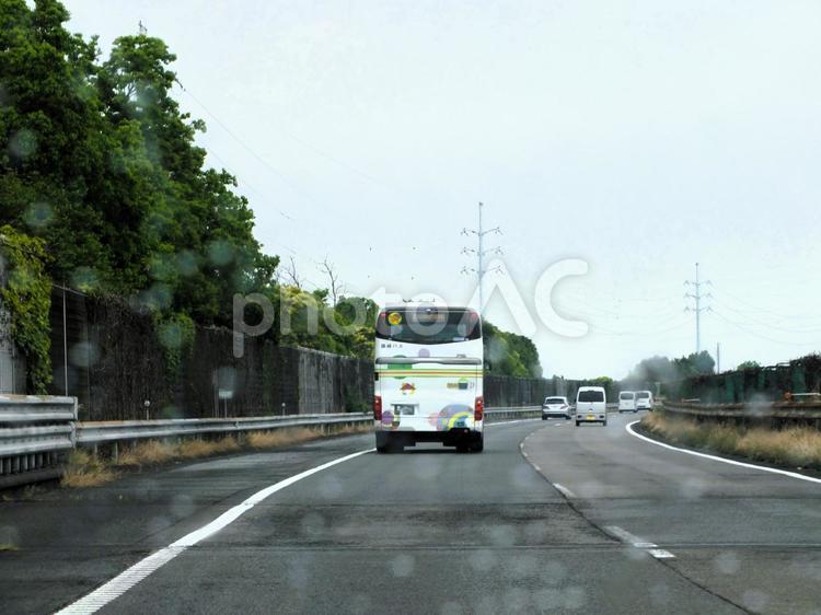 雨の中　路線バスが走る高速道路 バス,路線バス,乗客の写真素材