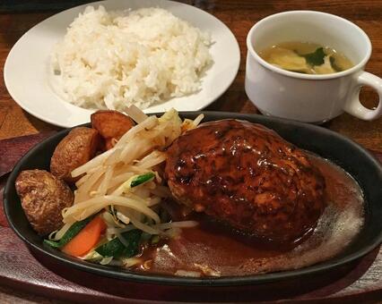 ハンバーグ定食の盛り付け ハンバーグ,定食,鉄板の写真素材