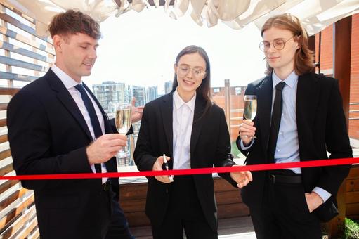 テープをハサミで切る女性たち 男女,テープカット,赤の写真素材