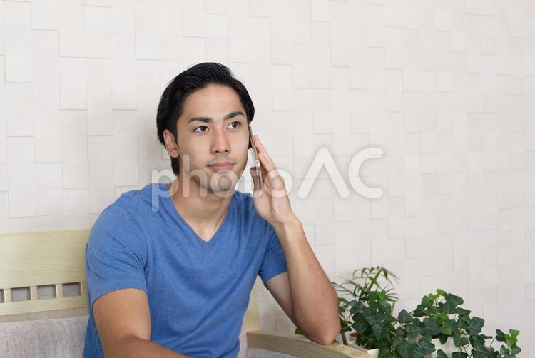 スマートフォンを持つ男性　 スマホ,スマートフォン,アイフォンの写真素材