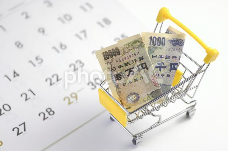 お金とショッピングカート お金とショッピングカート 買い物,売買,カートの写真素材