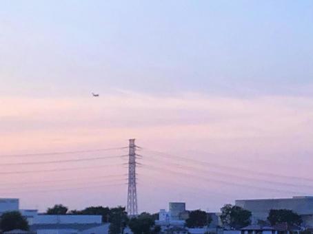 夕方の空飛行機 夕方の空飛行機の写真