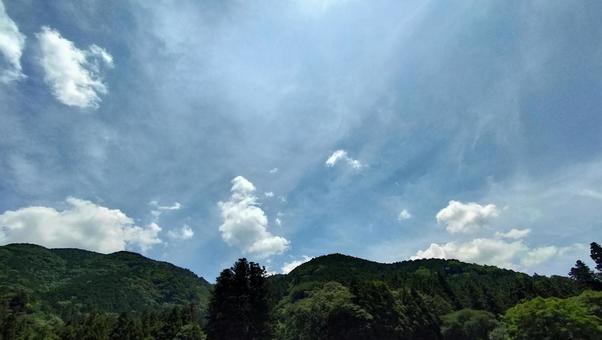 晴れた日の山の風景　静岡 山,青空,白い雲の写真素材