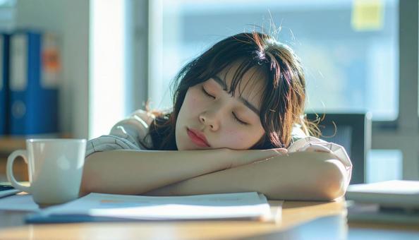 うたた寝する女性 うたた寝する女性の写真