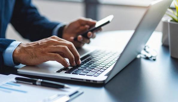 デスクワーク パソコンに両手で入力する手 デスクワーク パソコンに両手で入力する手の写真