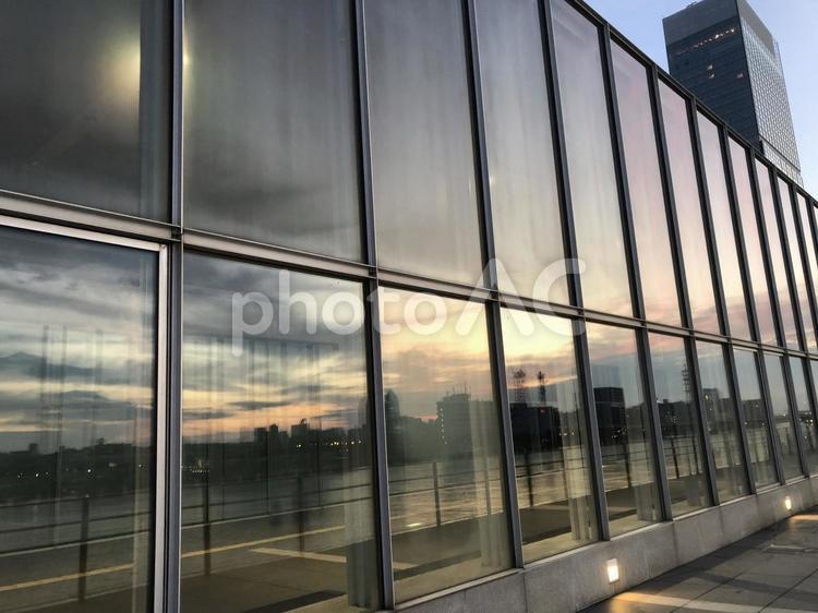 夕焼けを映して 夕景,ガラス張り,建物の写真素材