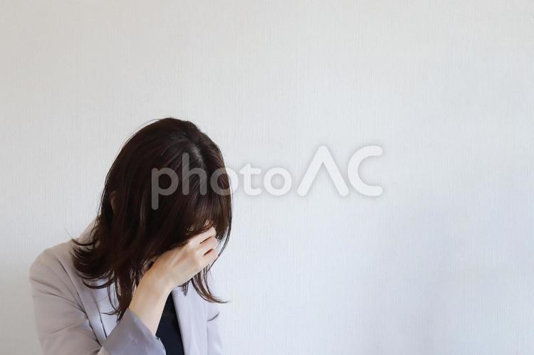 落ち込む女性　うつ病イメージ 落ち込む,女性,悩みの写真素材
