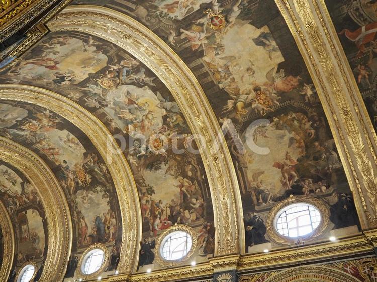 マルタ島の教会の天井画 教会,マルタ島,ゴールドの写真素材