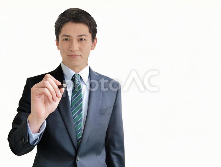 ペンでチェックを入れるポーズのビジネスマン-白背景 男性,ビジネス,手の写真素材