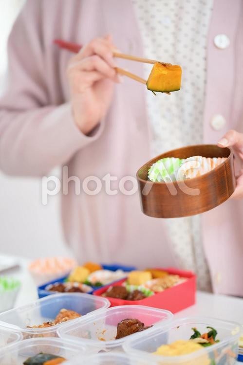かぼちゃをこれから弁当に入れる人の手元（縦） 手元,主婦,弁当の写真素材