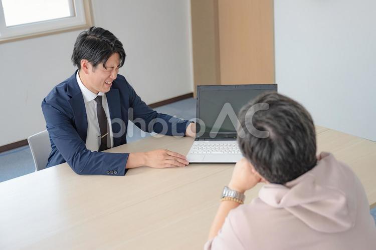 顔を歪めるビジネスマンと聞く顧客 ビジネスマン,交渉,厳しいの写真素材