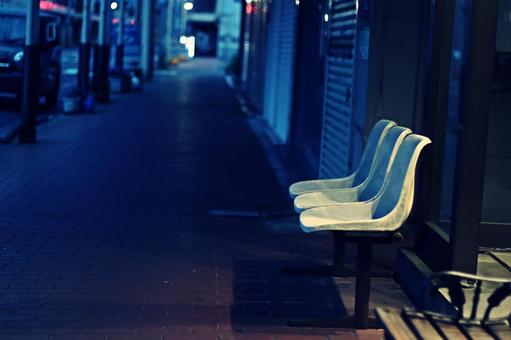 夜の商店街のベンチ 夜の商店街のベンチ ベンチ,商店街,夜景の写真素材