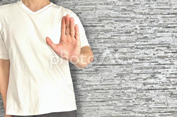 手を上げてストップをかける男性(顔無し) ストップ,禁止,男性の写真素材