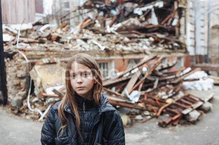 がれきの前の女性 人物,がれき,震災の写真素材