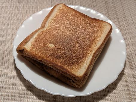 白ガラスの丸皿に載ったホットサンドイッチ 白ガラスの丸皿に載ったホットサンドイッチ ホットサンドイッチ,サンドイッチ,食パンの写真素材