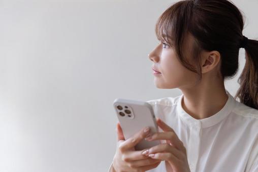 スマホで検索する女性 スマホで検索する女性 女性,若い,スマートフォンの写真素材