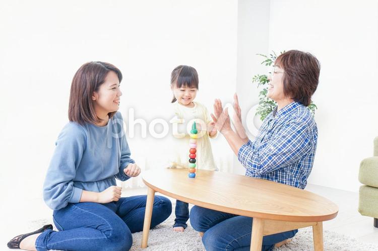 子供と遊ぶ幸せな家族イメージ イメージ,気持ち,ファミリーの写真素材