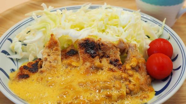 手作り・ポークソテー納豆ソースかけの写真