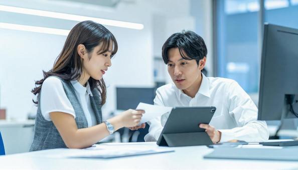 タブレットで打ち合わせするビジネス社員 タブレットで打ち合わせするビジネス社員の写真