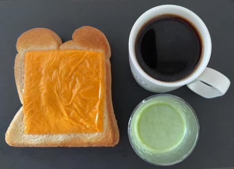 全粒粉パンにスライスチーズなどの昼食 全粒粉パンにスライスチーズなどの昼食 昼食,全粒粉パン,トーストの写真素材