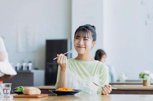 カフェでランチをする若い女性 カフェでランチをする若い女性 ランチ,食事,カフェの写真素材