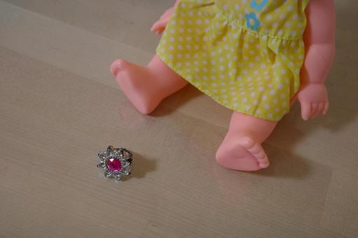 着せ替え人形とおもちゃの指輪 おもちゃ,女の子,遊びの写真素材