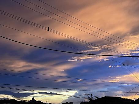 群青色の空とピンクの雲の夕焼け 群青色の空とピンクの雲の夕焼け 夕焼け,青,雲の写真素材
