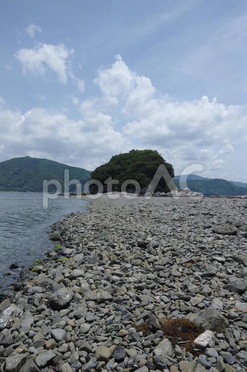 大島（愛媛県八幡浜市） エンジェルロードと貝付小島 大島,八幡浜,八幡浜大島の写真素材