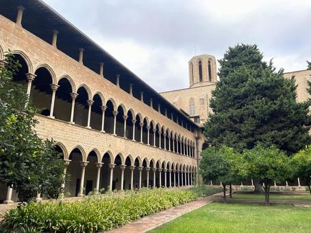 ペドラルベス修道院の回廊(バルセロナ) ペドラルベス修道院の回廊(バルセロナ) バルセロナ,スペイン,ペドラルベス修道院の写真素材