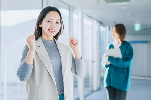 ガッツポーズする女性 学生 ガッツポーズする女性 学生 女子大学生,ビジネス,仕事の写真素材
