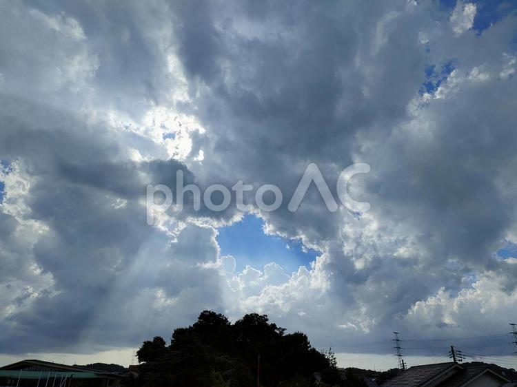 雲のすきまから差し込む光 雲,空,ひかりの写真素材