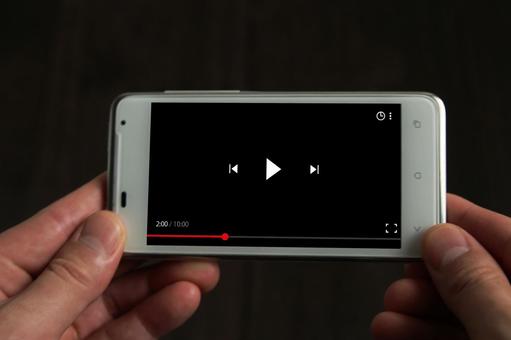 スマートフォンで動画視聴画面 スマートフォンで動画視聴画面の写真
