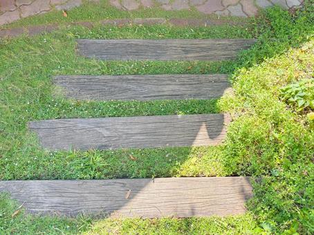 葉に覆われた木の階段 葉に覆われた木の階段 階段,葉っぱ,緑の写真素材